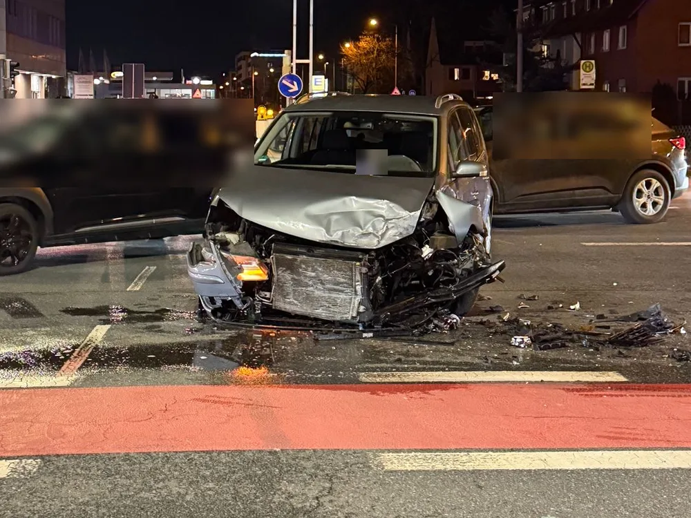 Silberner Van nach einem Unfall auf der Kreuzung, Front komplett zerstört