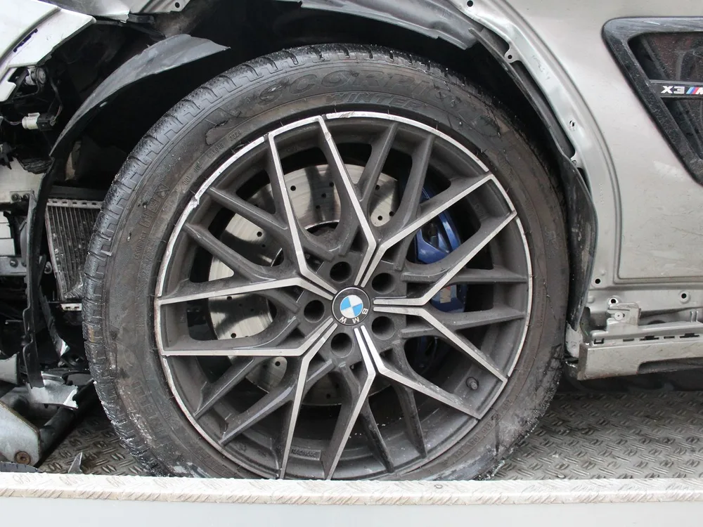 Zerrissene Radhausschale und offener Stoßfänger am BMW X3 M