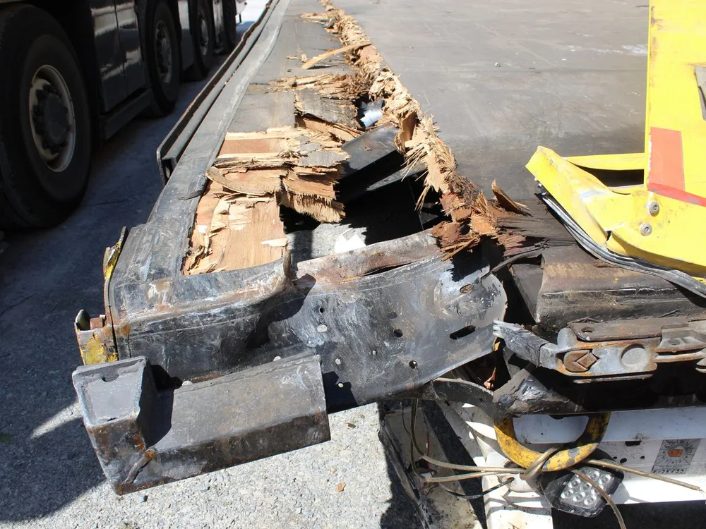 Verbogener Stahlrahmen und aufgesplitterter Holzboden an der Ladefläche